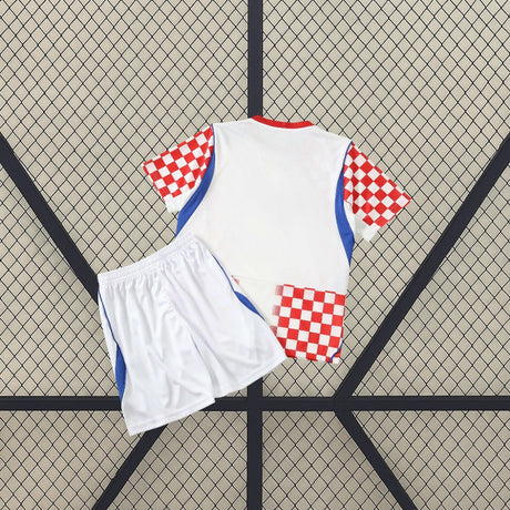 Espalda de la equipación Croacia niño 26-27 local con camiseta blanca y detalles de cuadros rojos y blancos