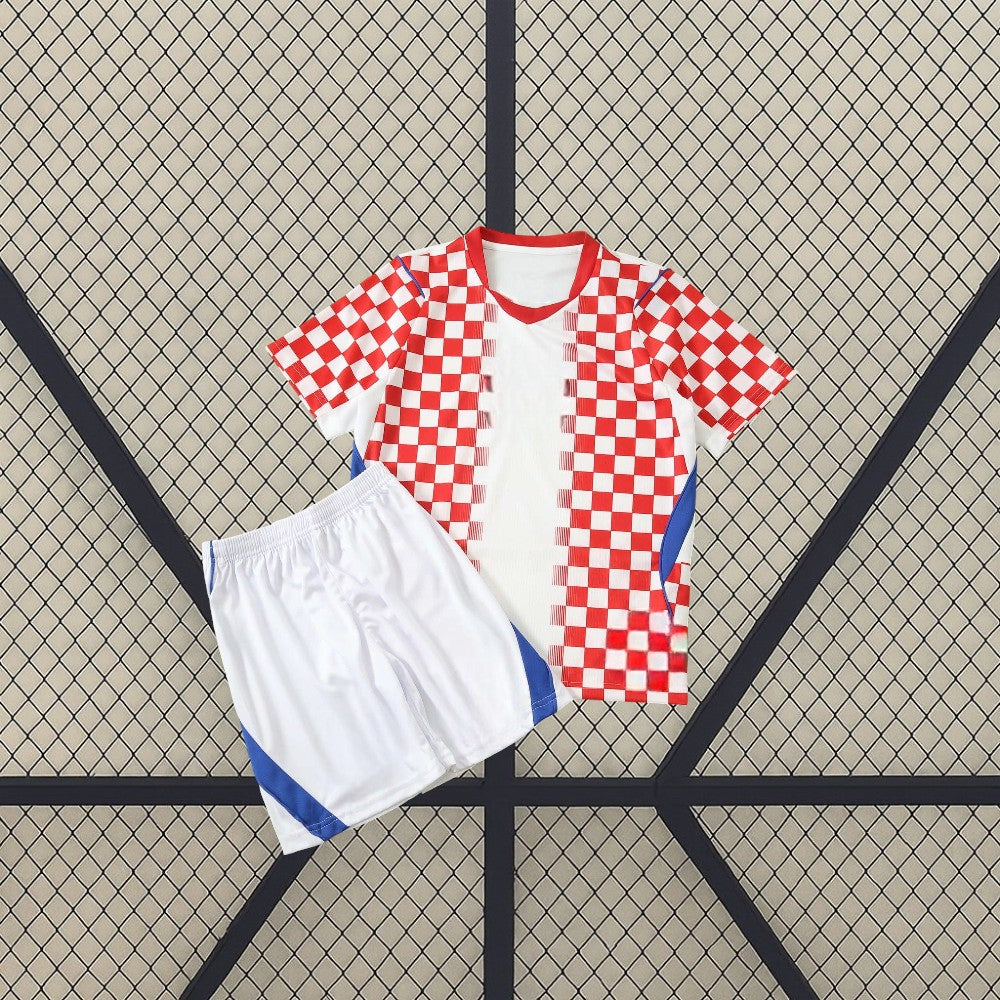 Vista frontal de la equipación Croacia niño 26-27 local con camiseta de cuadros y pantalón blanco con detalles azules