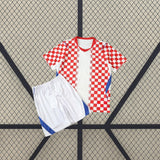 Vista frontal de la equipación Croacia niño 26-27 local con camiseta de cuadros y pantalón blanco con detalles azules
