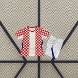 Equipación Croacia niño 26-27 local Mundial 2026 con camiseta de cuadros rojos y blancos y pantalón blanco