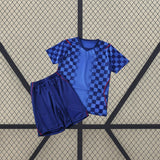 Vista frontal de la equipación Croacia niño visitante 26-27 con camiseta azul y pantalón a juego