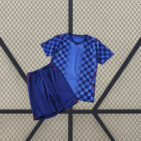 Vista frontal de la equipación Croacia niño visitante 26-27 con camiseta azul y pantalón a juego