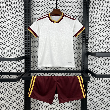 Vista frontal de la equipación España 26-27 visitante niño Mundial 2026