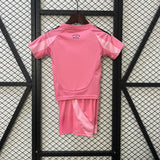 Vista trasera de la equipación Inter Miami niño local 26-27 con camiseta rosa y pantalón a juego