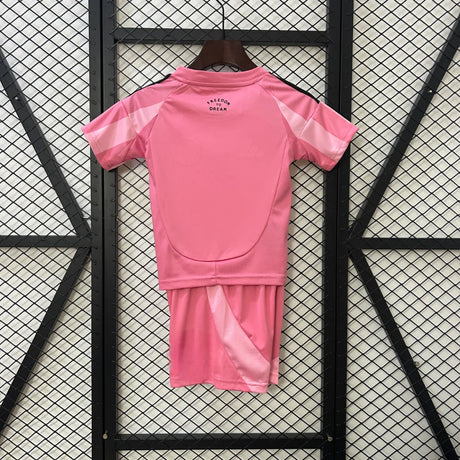 Vista trasera de la equipación Inter Miami niño local 26-27 con camiseta rosa y pantalón a juego