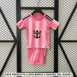 Equipación Inter Miami niño 26-27 local en rosa con camiseta de franjas verticales y pantalón a juego