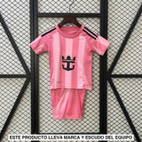 Equipación Inter Miami niño 26-27 local en rosa con camiseta de franjas verticales y pantalón a juego