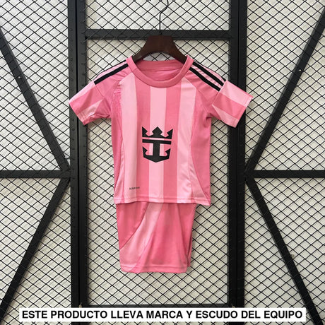 Equipación Inter Miami niño 26-27 local en rosa con camiseta de franjas verticales y pantalón a juego