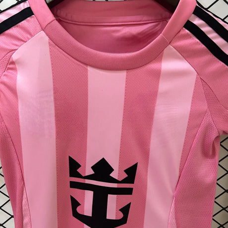 Detalle frontal de la camiseta Inter Miami niño local con cuello redondo, franjas rosas y emblema negro