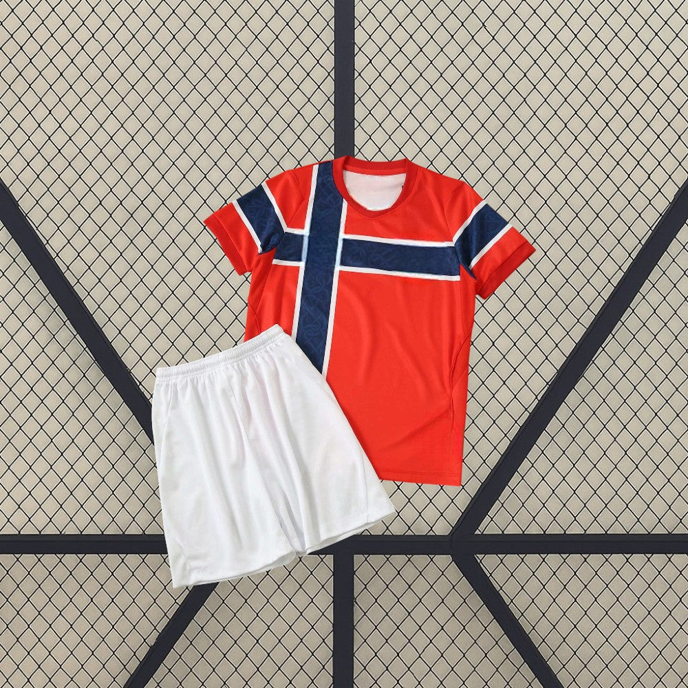 Conjunto infantil Noruega local 26-27 con camiseta roja de cruz azul y pantalón blanco