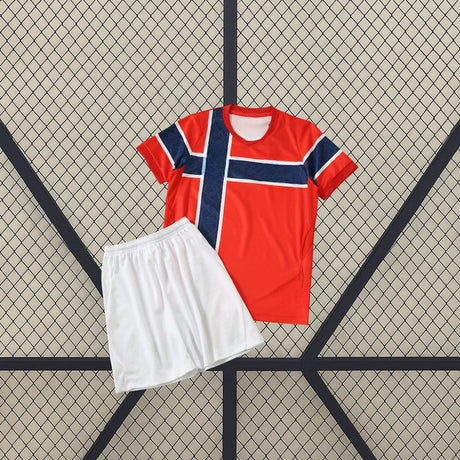 Completo infantil Norvegia Home 26-27 con maglia rossa de cruz azul y pantaloncini bianco
