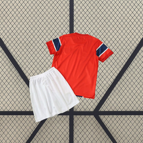 Vista posteriore del completo calcio bambino Norvegia 26-27 Home bambino con maglia rossa y pantaloncini bianco