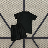 Conjunto infantil Noruega visitante 26-27 con camiseta gris oscura y pantalón a juego