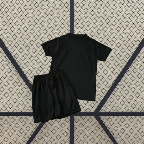 Completo infantil Norvegia Away 26-27 con maglia gris oscura y pantaloncini coordinati