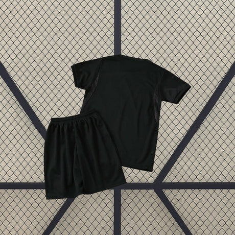 Vista del conjunto Norvegia Away bambino 26-27 con pantaloncini corto oscuro y maglia coordinati