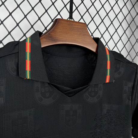 Detalle del cuello de la Equipación Portugal 25-26 Niño Pantera Negra con franjas verde roja y amarilla