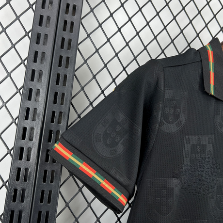 Detalle de la manga de la Equipación Portugal 25-26 Niño Pantera Negra con ribete de colores