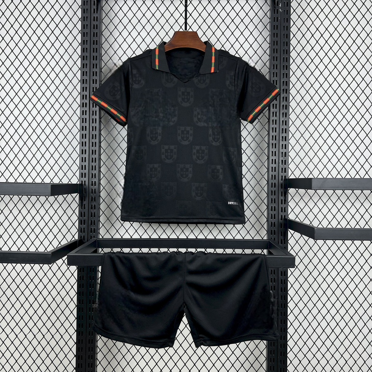 Equipación Portugal 25-26 Niño Pantera Negra vista frontal con camiseta y pantalón negro