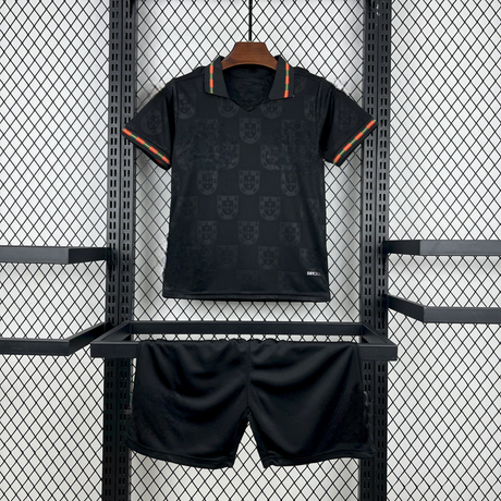 Equipación Portugal 25-26 Niño Pantera Negra vista frontal con camiseta y pantalón negro