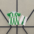 Equipación Real Betis 26-27 local para niño vista frontal con camiseta verde y blanca y pantalón corto