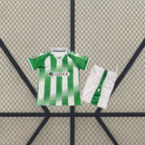 Equipación Real Betis 26-27 local para niño vista frontal con camiseta verde y blanca y pantalón corto