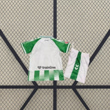 Equipación Real Betis 26-27 local para niño vista trasera con camiseta blanca y detalles verdes
