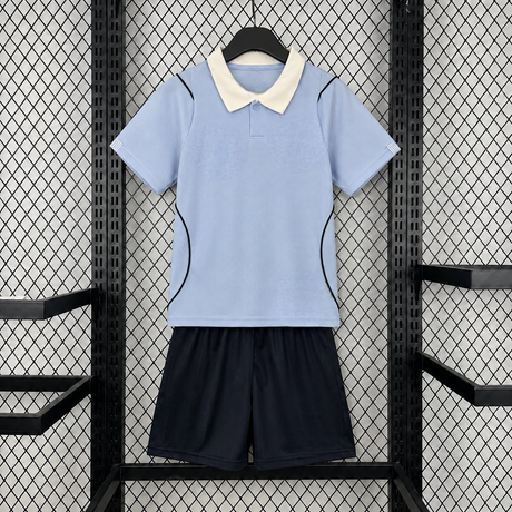 Equipación Uruguay niño 26-27 local Mundial 2026 con camiseta celeste y pantalón negro
