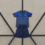 Conjunto frontal de la equipación Uruguay niño visitante 26-27 con camiseta y pantalón