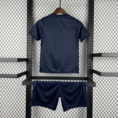 Vista trasera de la equipación Uruguay niño visitante 26-27 con camiseta y pantalón azul marino