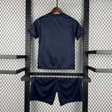 Vista trasera de la equipación Uruguay niño visitante 26-27 con camiseta y pantalón azul marino