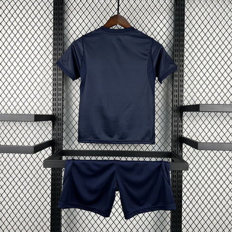 Vista trasera de la equipación Uruguay niño visitante 26-27 con camiseta y pantalón azul marino