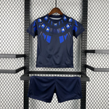 Equipación Uruguay niño 26-27 visitante Mundial 2026 con camiseta azul marino y pantalón a juego