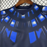 Detalle del cuello redondo y estampado azul de la camiseta Uruguay niño visitante 26-27