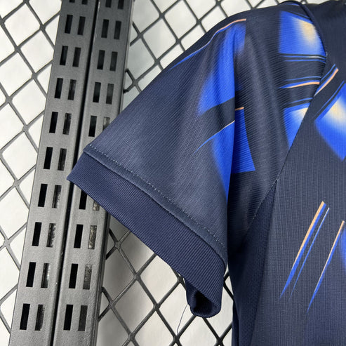 Detalle de la manga de la camiseta Uruguay niño visitante con acabado azul marino